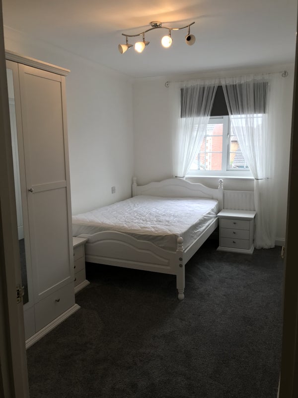 Photo 1: Bedroom with shared ensuite