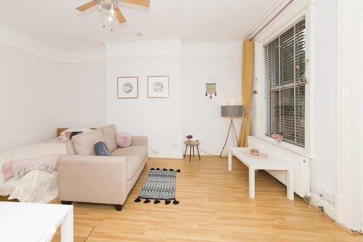 Photo 1: Lounge / TV area