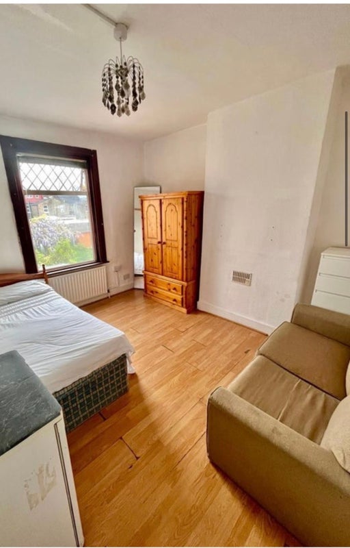 Photo 1: Large double room