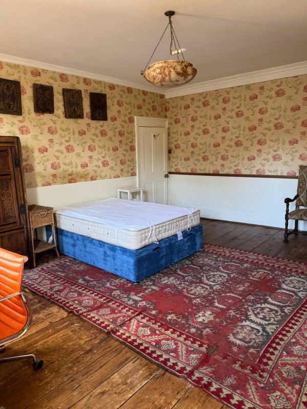 Photo 1: Double bedroom