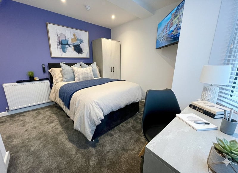 Photo 1: Room 3 w/ Ensuite