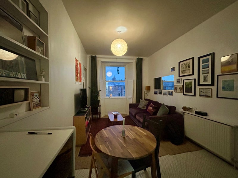 Photo 1: Living room 