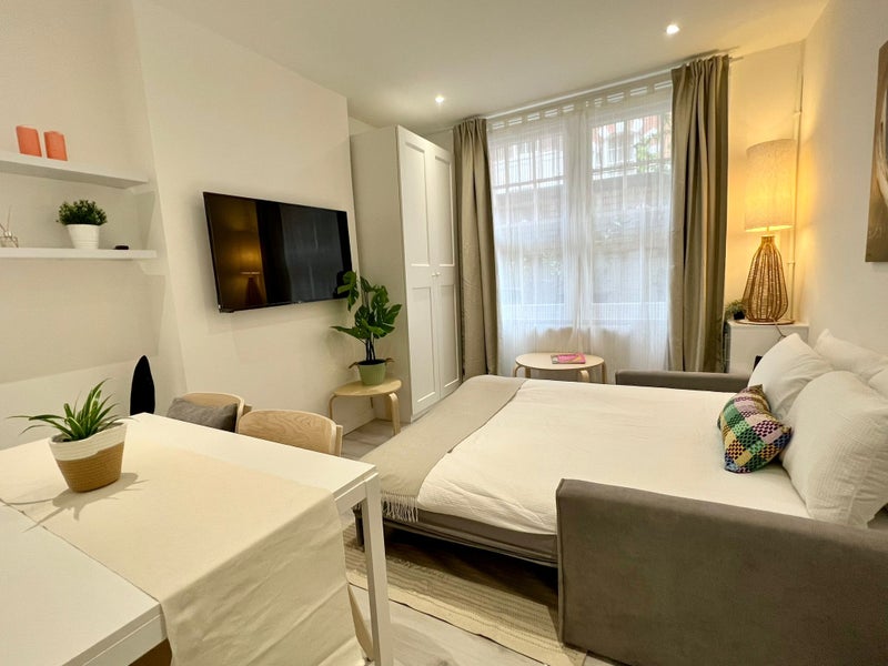 Photo 1: Livingroom / Room 1