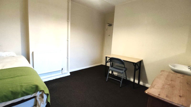 Photo 1: Double Room to Rent in Merstham, Redhill
