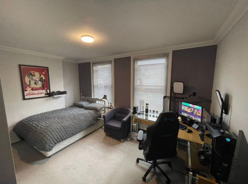 Photo 1: 4.70 meters X 3.34 meters