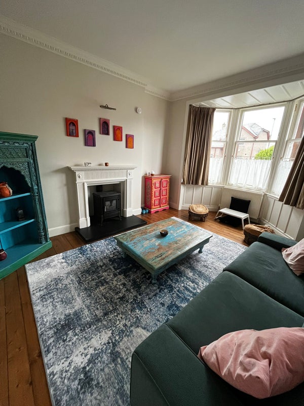 Photo 1: Living room 