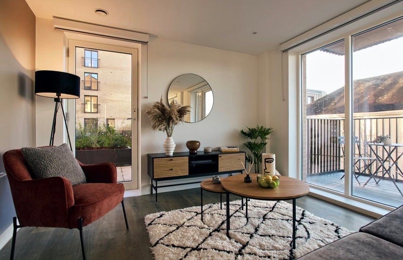 Photo 1: Living room 