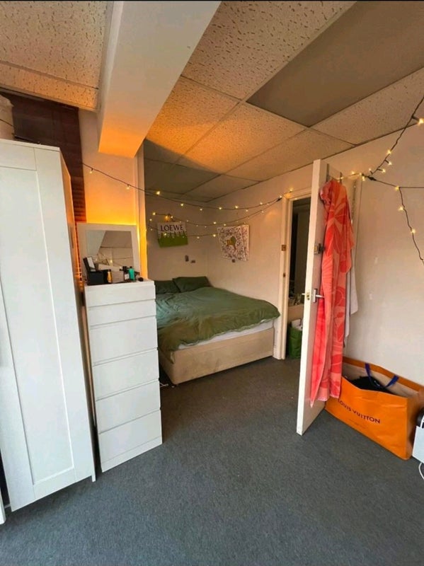 Photo 1: Bedroom