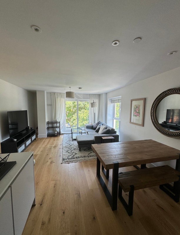 Photo 1: Living room 