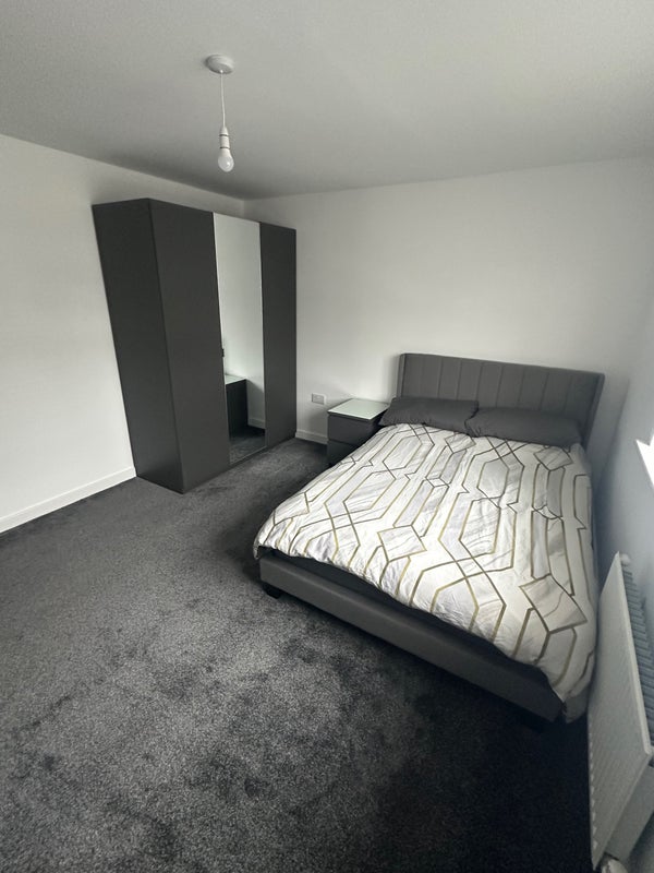 Photo 1: Room 1 en-suite room 