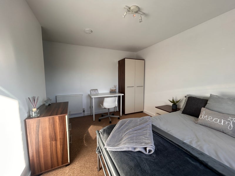 Photo 1: £630 - Large Double - Shares Bathroom with one person