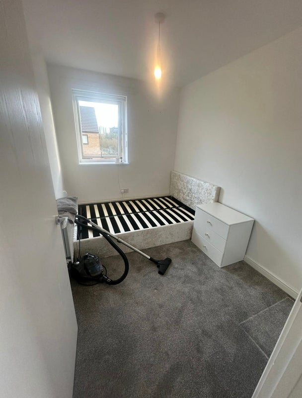 Photo 1: Room available 