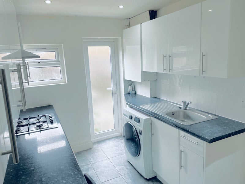 Photo 1: kitchen/lounge