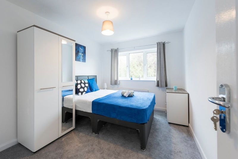 Photo 1: Spacious ensuite room