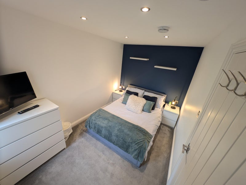 Photo 1: Main bedroom 