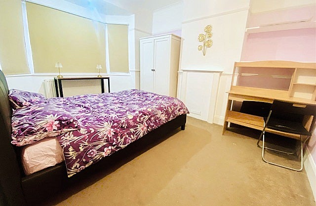 Photo 1: Large Double bedroom