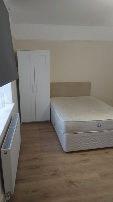 Photo 1: Studio Flat