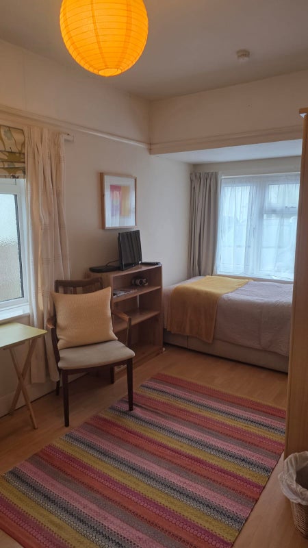 Photo 1: Bright duel aspect room