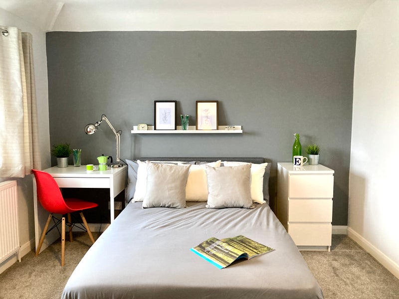 Photo 1: Room 4 - First floor double room in beautiful modern house share