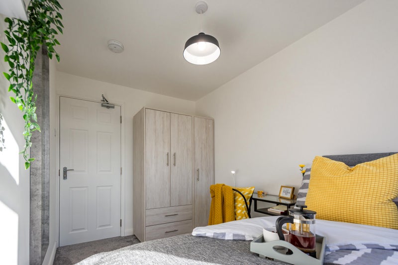 Photo 1: Bright and light double bedroom for single occupancy