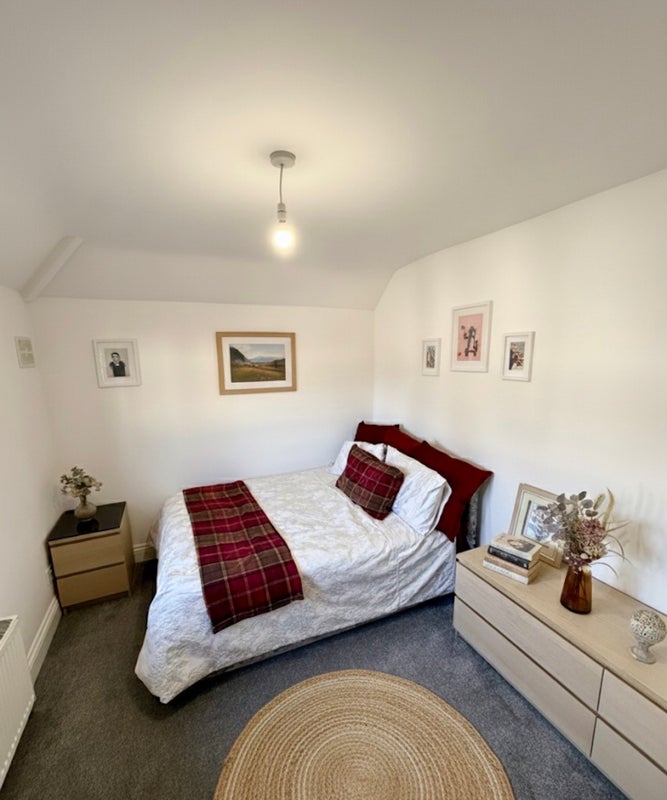 Photo 1: Spacious Double Bed