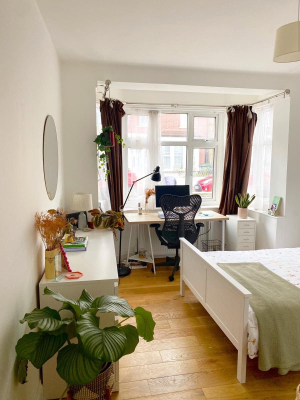 Photo 1: Double bedroom Ensuite