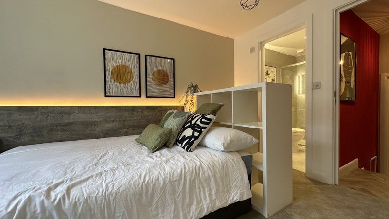 Photo 1: Your fully furnished En suite with walk-in HUGE WARDROBE