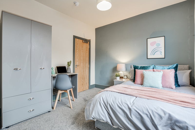 Photo 1: Room 4 with Ensuite