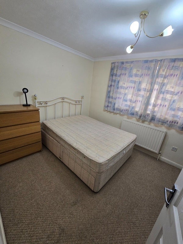 Photo 1: A nice and comfortable room.