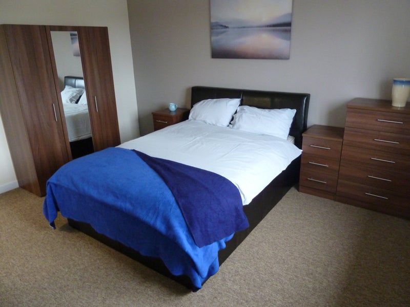 Photo 1: En-suite bedroom