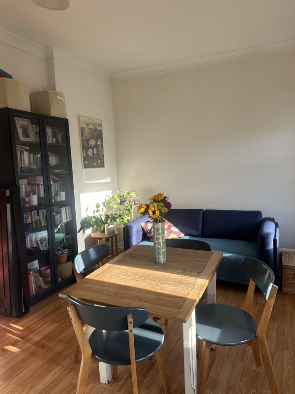 Photo 1: Living room/kitchen