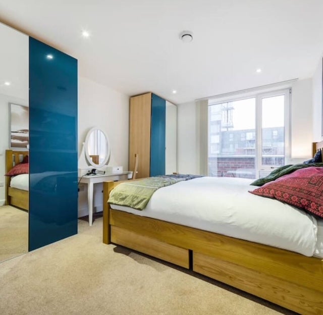 Photo 1: Double bedroom