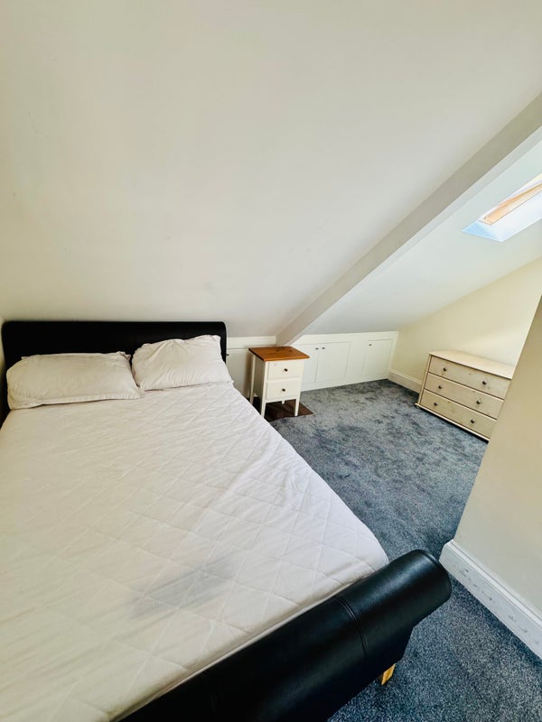 Photo 1: Ensuite room