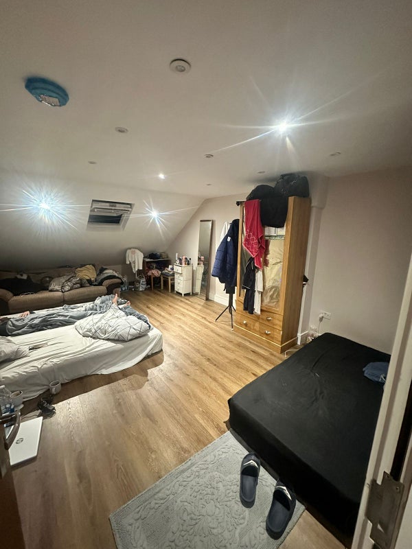 Photo 1: Big Space Friendly House Mates