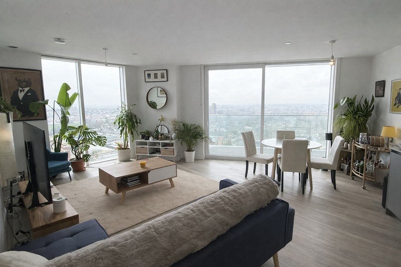 Photo 1: Living room / Kitchen