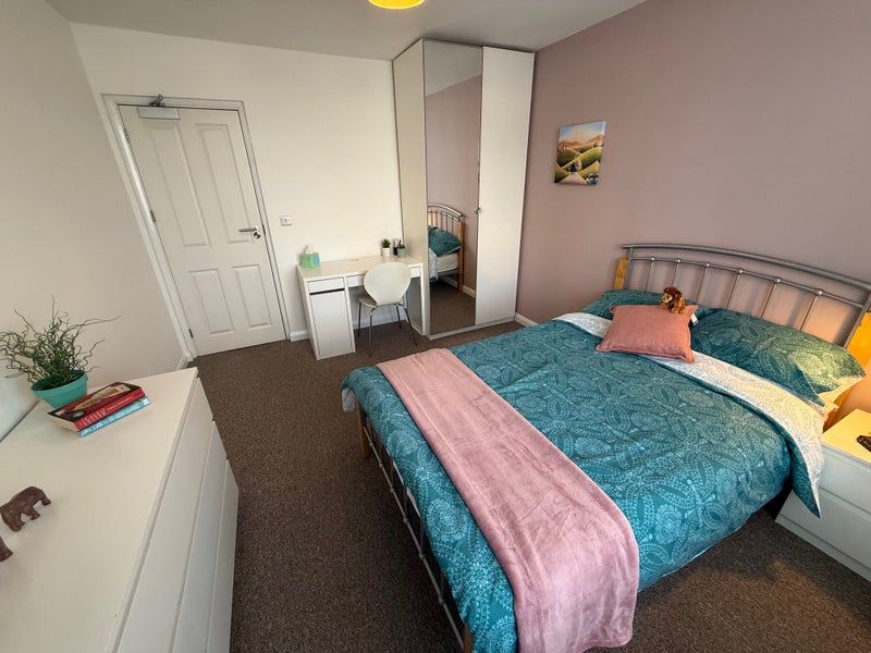 Photo 1: Spacious room including a large wardrobe