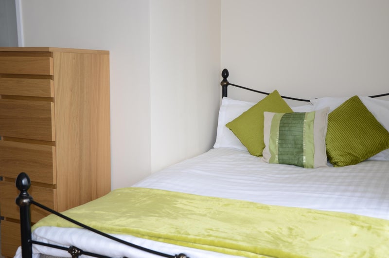 Photo 1: Double Bedroom + EnSuite @£785 pm