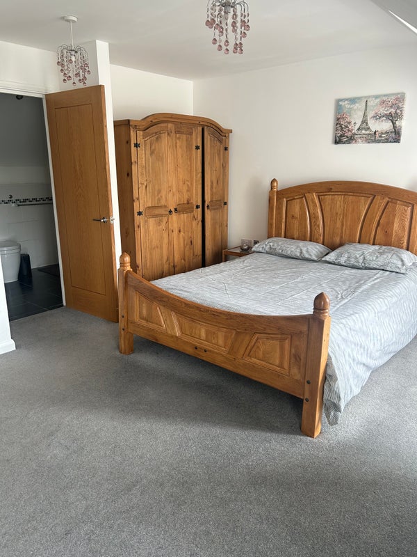 Photo 1: Large Double with En Suite 