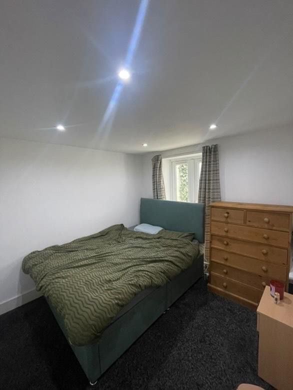 Photo 1: En-suite bedroom