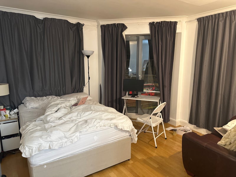 Photo 1: The room is more spacious than the picture 