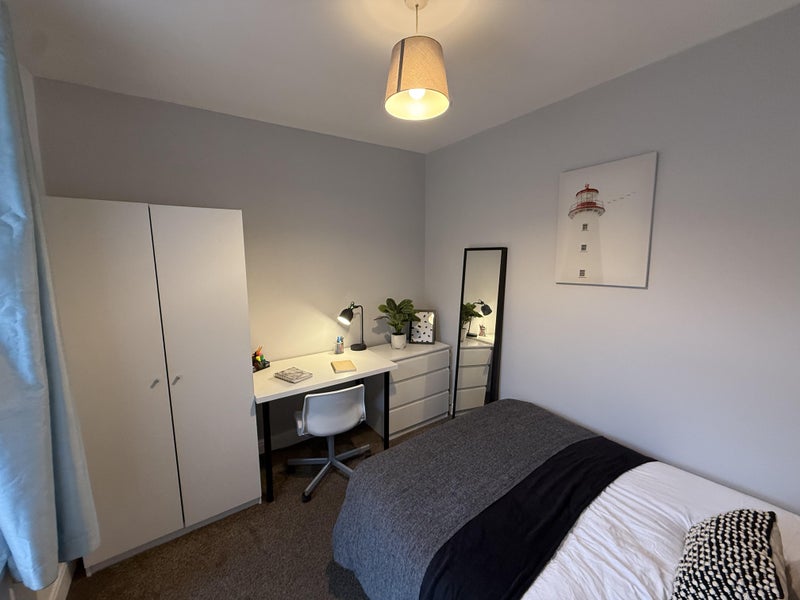 Photo 1: Study Bedroom