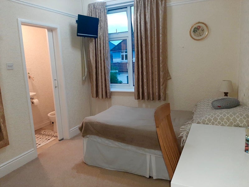 Photo 1: Room available now 