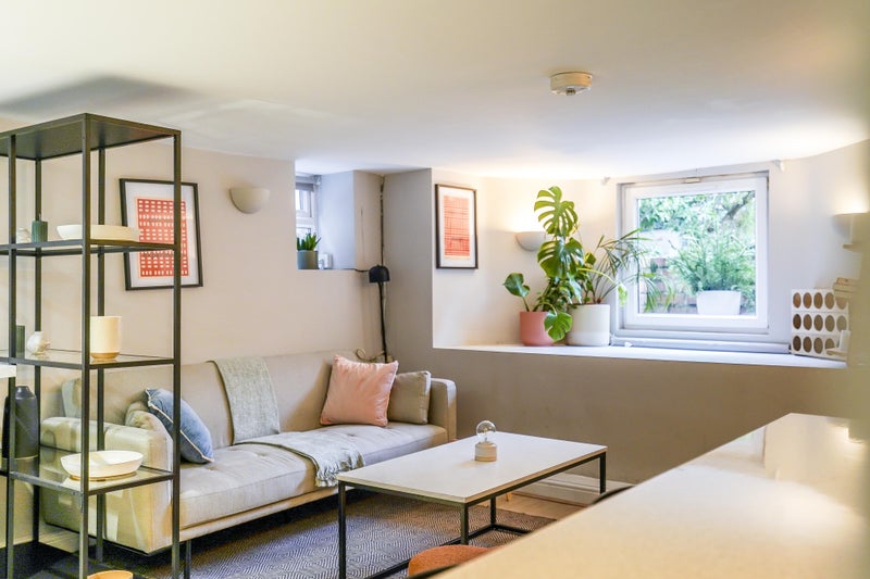 Photo 1: Lounge Area