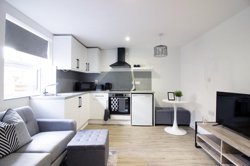 Photo 1: Spacious one bedroom flat available soon!