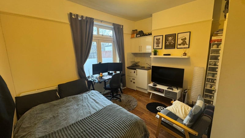 Photo 1: Double room with en-suite available 1st March 2026
