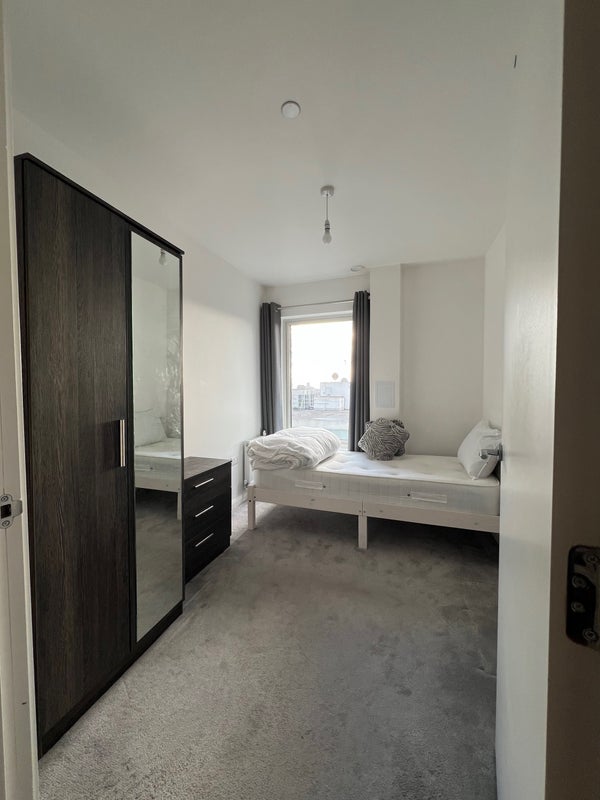 Photo 1: Furnished room