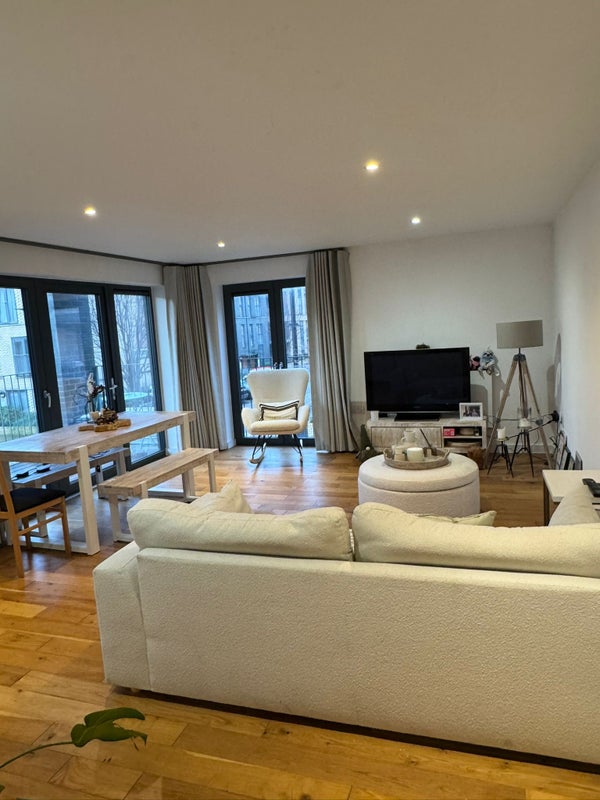 Photo 1: Shared lounge - furnished