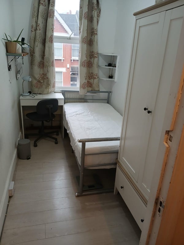 Photo 1: Single room