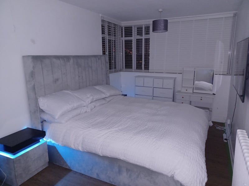 Photo 1: Double bedroom 