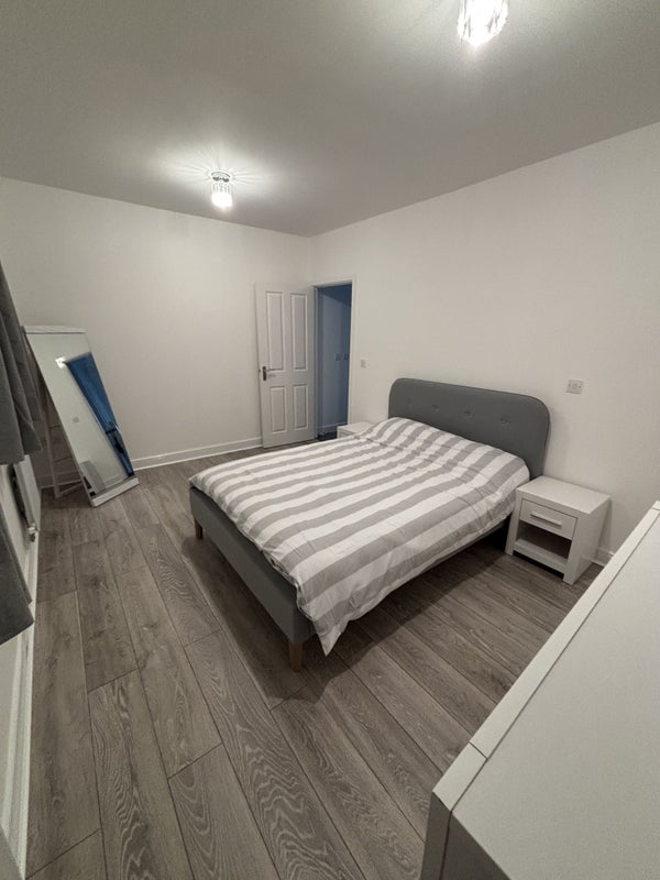 Photo 1: Large double bedroom 